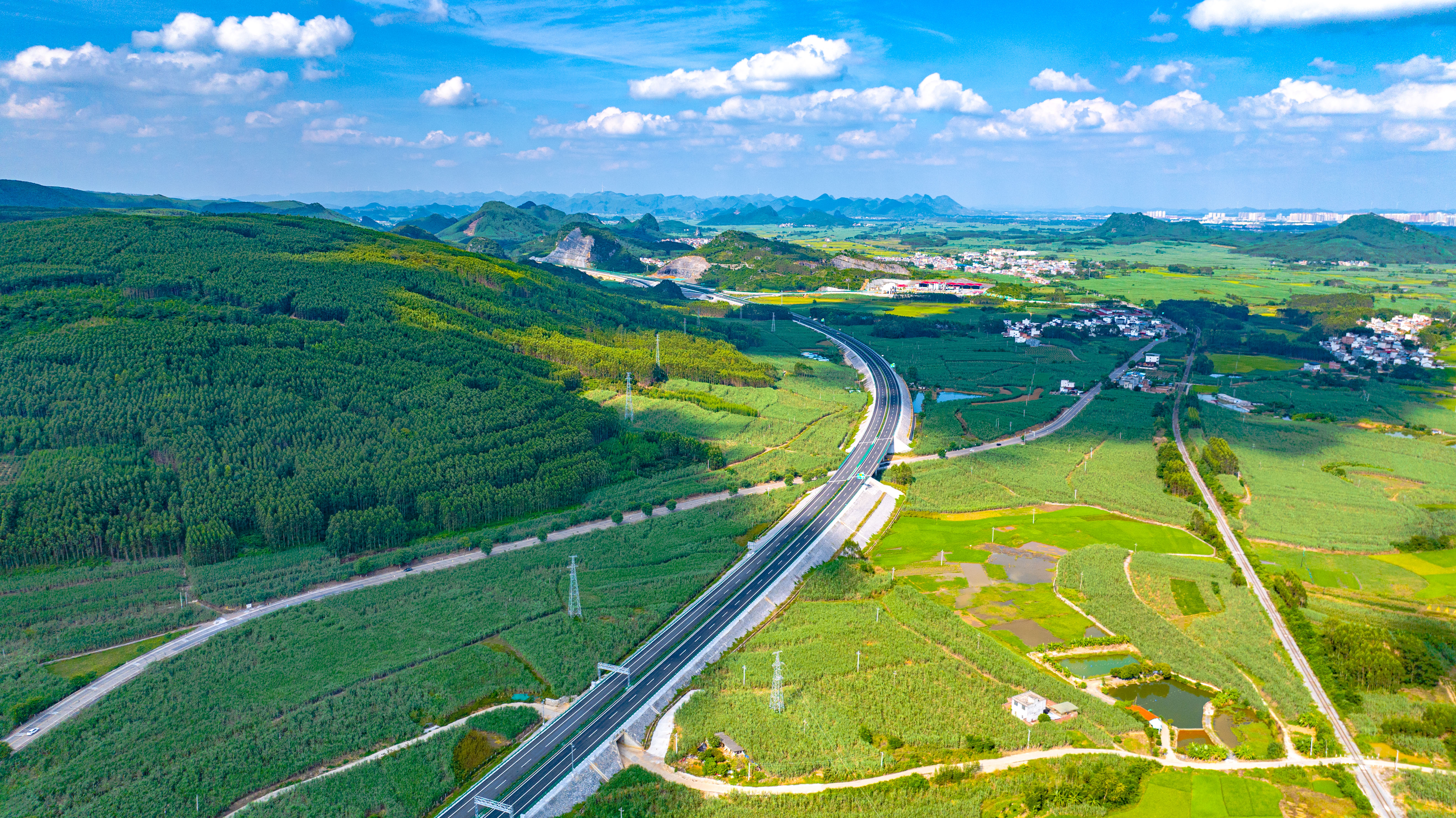 来宾西过境线公路正式通车 形成来宾市环城高速圈_fororder_1