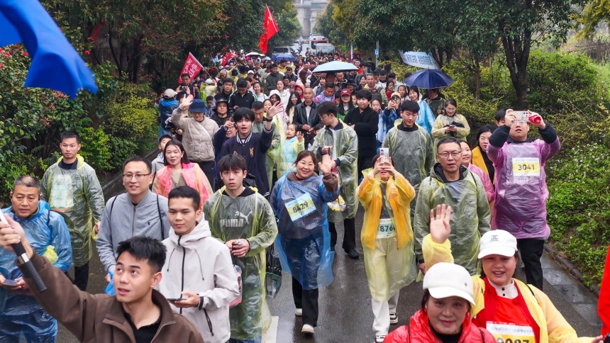 超1.8万名徒步爱好者共赴漓江踏春之旅