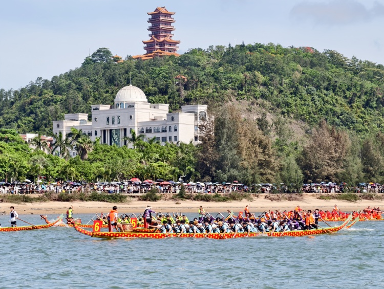 广西防城港：18支劲旅海上赛龙舟_fororder_1