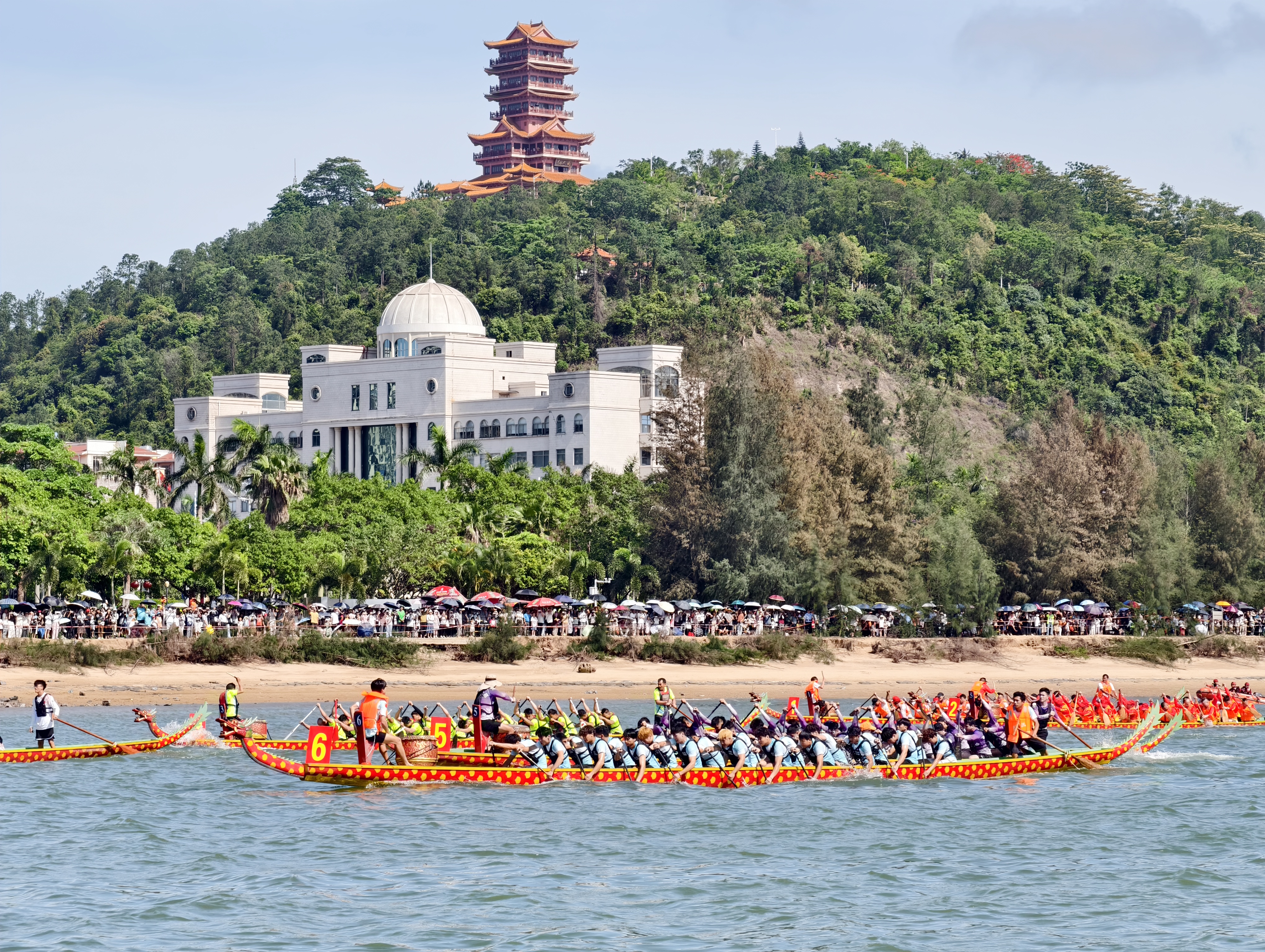 广西防城港：18支劲旅海上赛龙舟_fororder_1