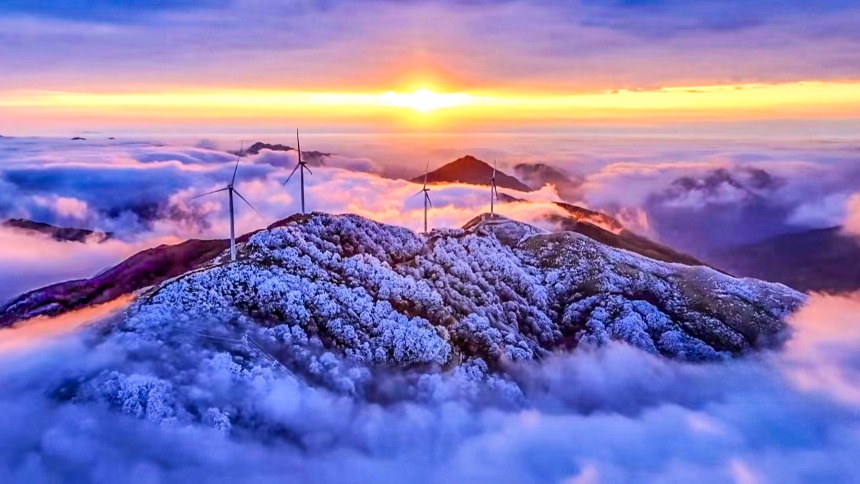 桂林高寒山区现冰挂雾凇美景