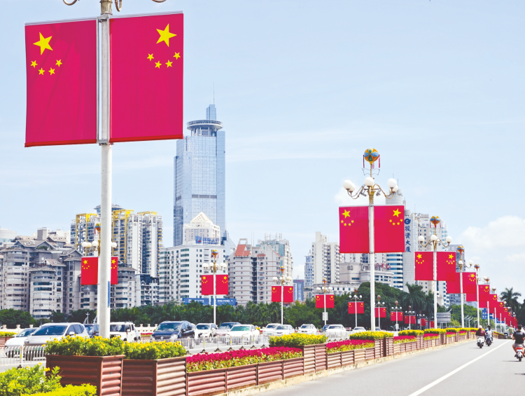 满城“中国红” 共祝祖国好_fororder_c4ca4238a0b923820dcc509a6f75849b_img_4_638_500_376