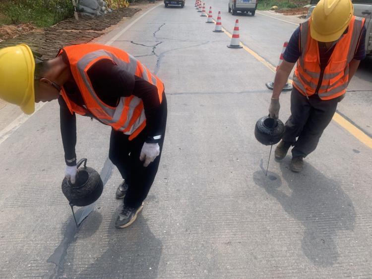 广西平南：养护机械“小技改” 激发公路养护“大效能”_fororder_5