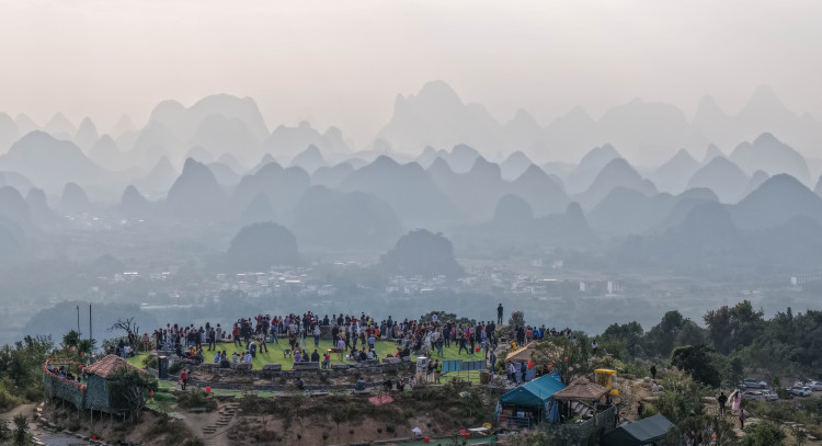 桂林阳朔：夕阳泼墨染群峰 风景如画似“千里江山图”_fororder_2