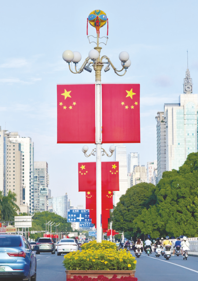 满城“中国红” 共祝祖国好_fororder_c4ca4238a0b923820dcc509a6f75849b_img_501_930_181_257