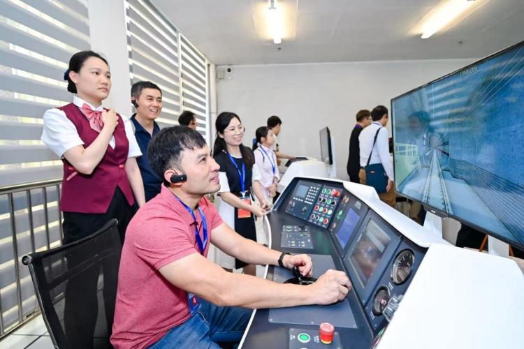 东盟国家代表齐聚南宁 感受人工智能发展脉动_fororder_3