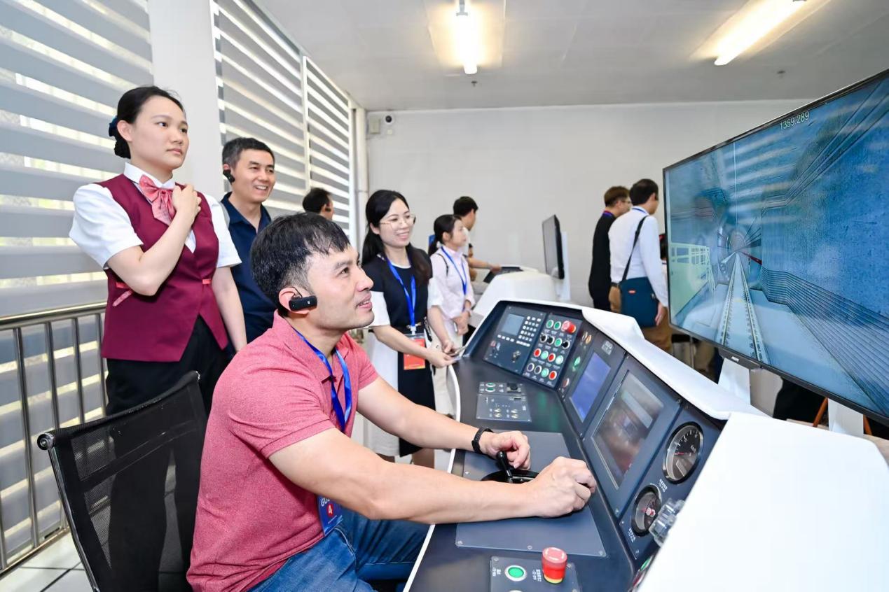 东盟国家代表齐聚南宁 感受人工智能发展脉动_fororder_3