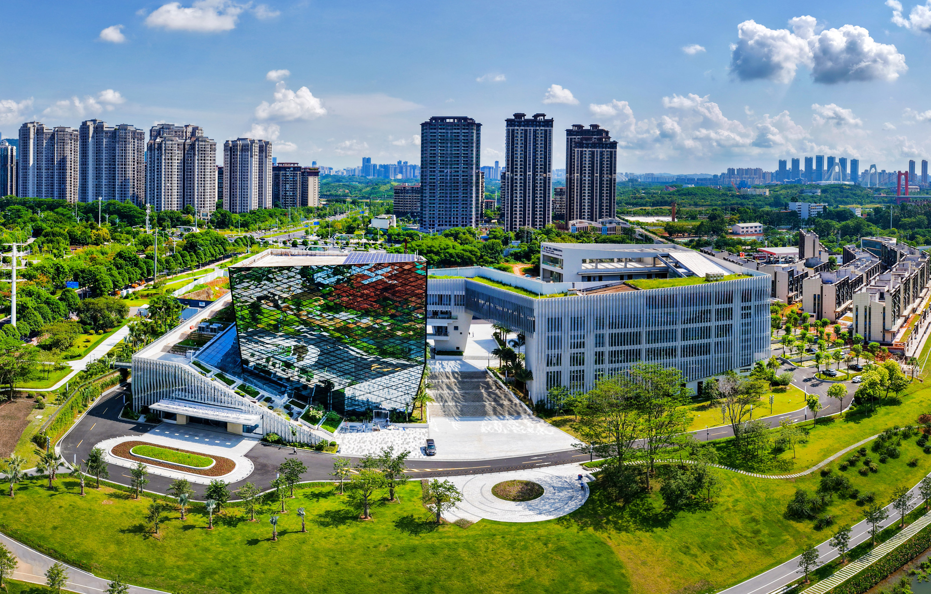 竞逐科技赛道，金融如何出新_fororder_8967433_huanghn_1760688906406_view_b