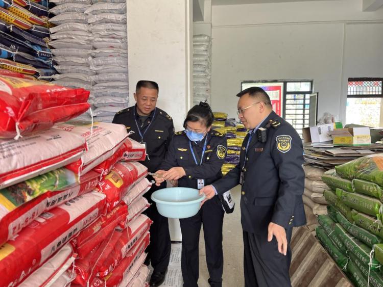 广西今年以来查获假冒伪劣化肥超3700吨_fororder_1