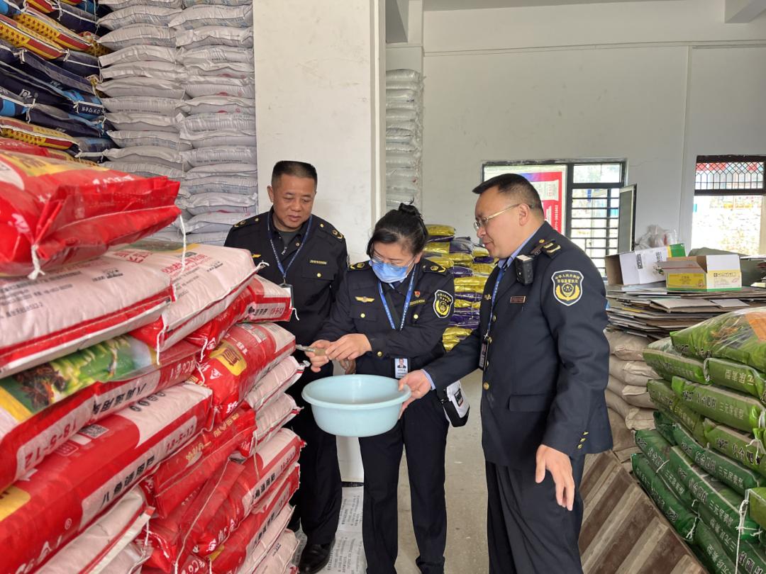 广西今年以来查获假冒伪劣化肥超3700吨_fororder_1