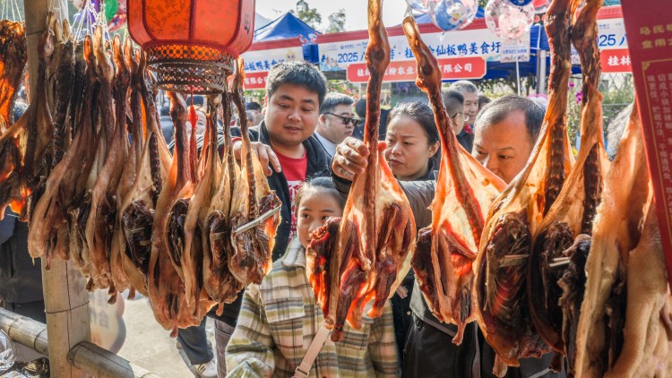 桂林会仙板鸭美食圩举办 非遗美食引客来_fororder_4