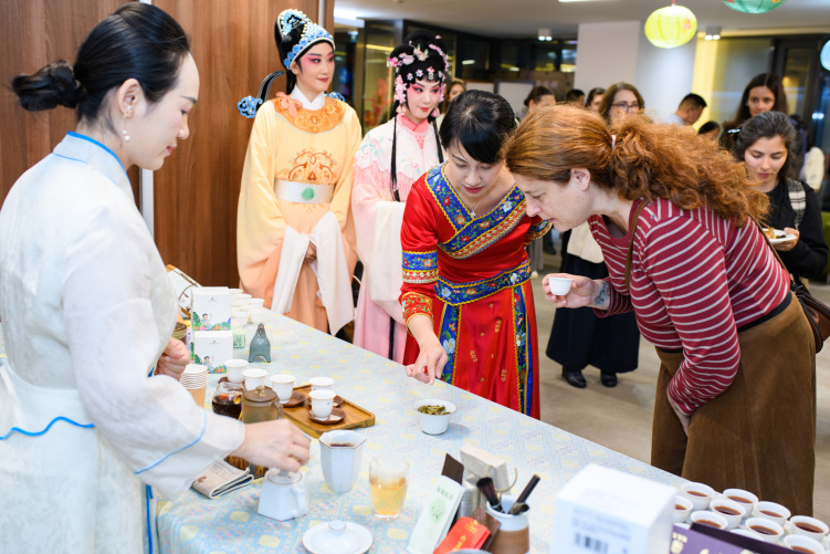 “茶和天下”雅集暨“遇见广西”文化旅游日活动走进罗马尼亚_fororder_2