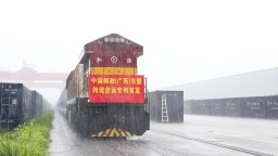 中国邮政东盟跨境货运专列首发