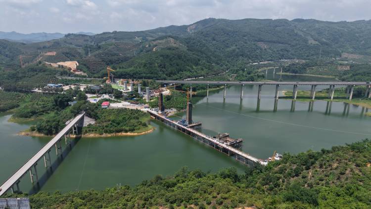 黄百铁路广西段首个连续梁开始浇筑_fororder_1