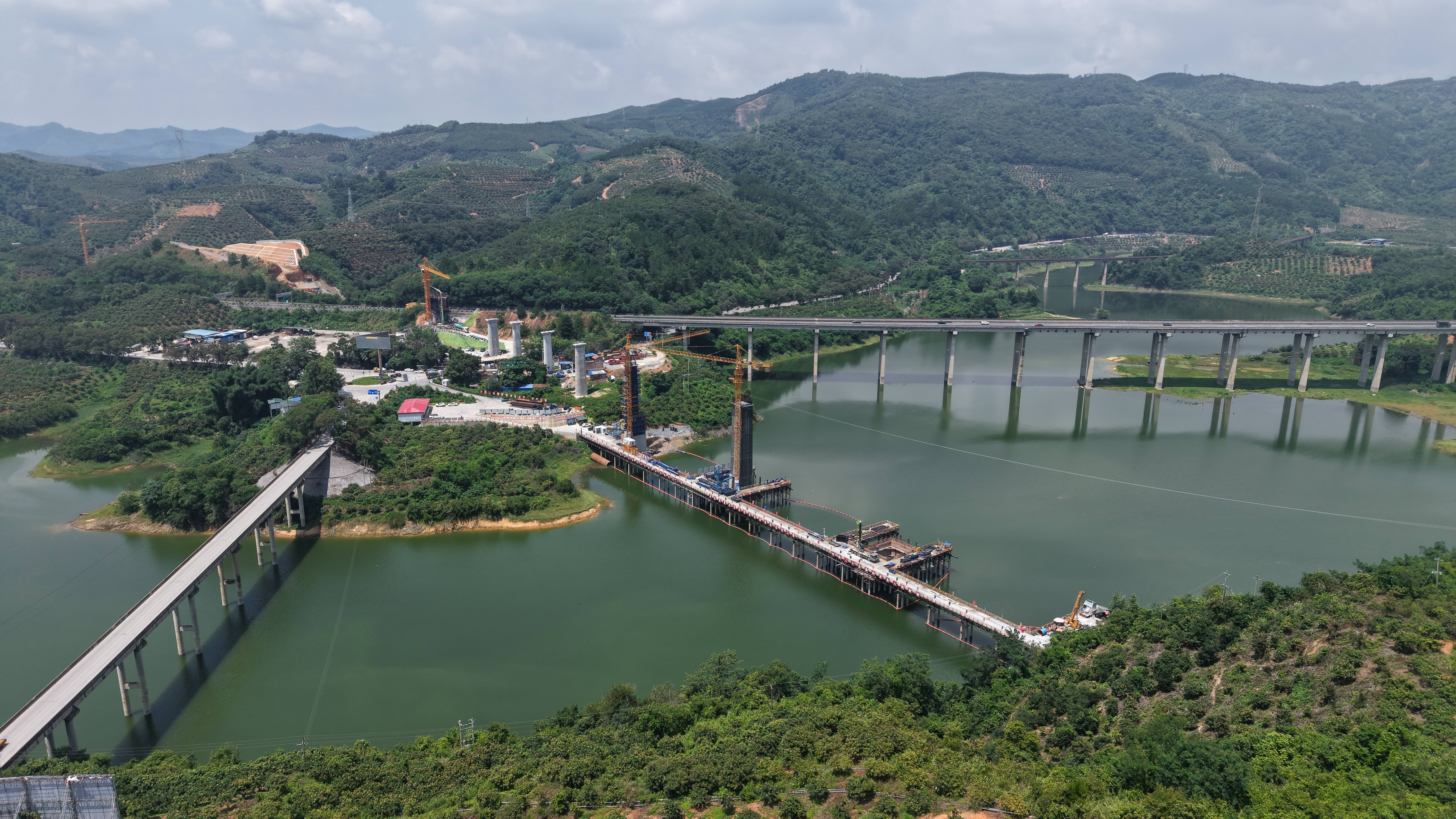黄百铁路广西段首个连续梁开始浇筑_fororder_1