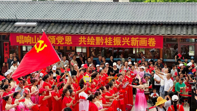 广西南丹：黔桂多民族群众唱响红歌迎“七一”_fororder_1