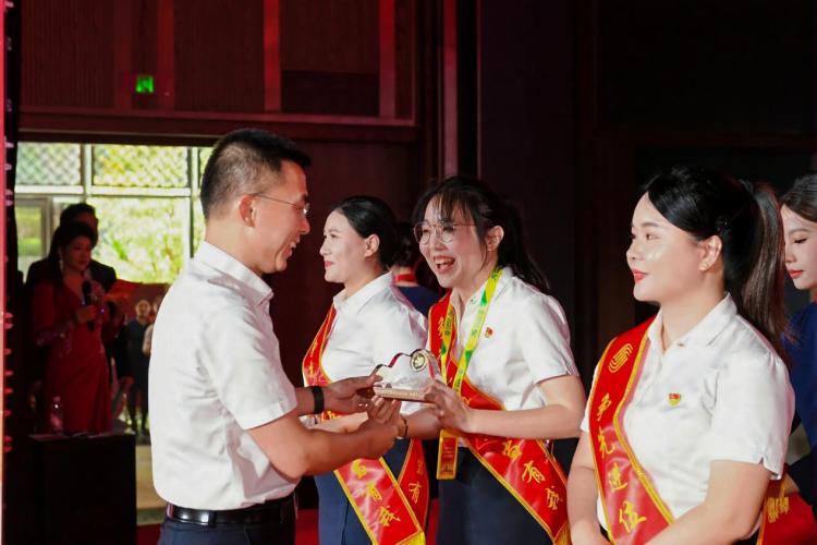 中国移动广西公司举行2025年度“争先进位 担当有我”先进荣誉表彰大会_fororder_4