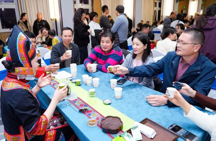 全国茶商汇聚南宁品茗广西早春茶 多项长期产销合作协议促成_fororder_3