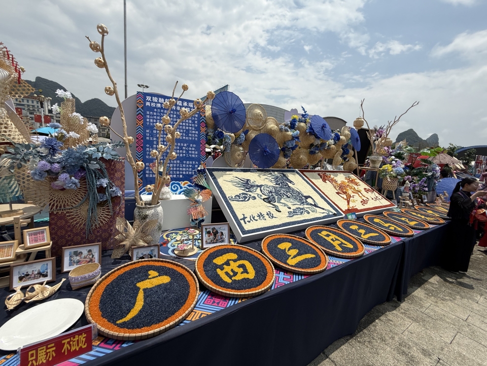 河池大化：中外同心庆佳节 “碰蛋”传情糯飘香_fororder_6