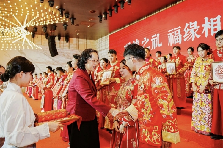56对新人在南宁举办集体婚礼_fororder_3