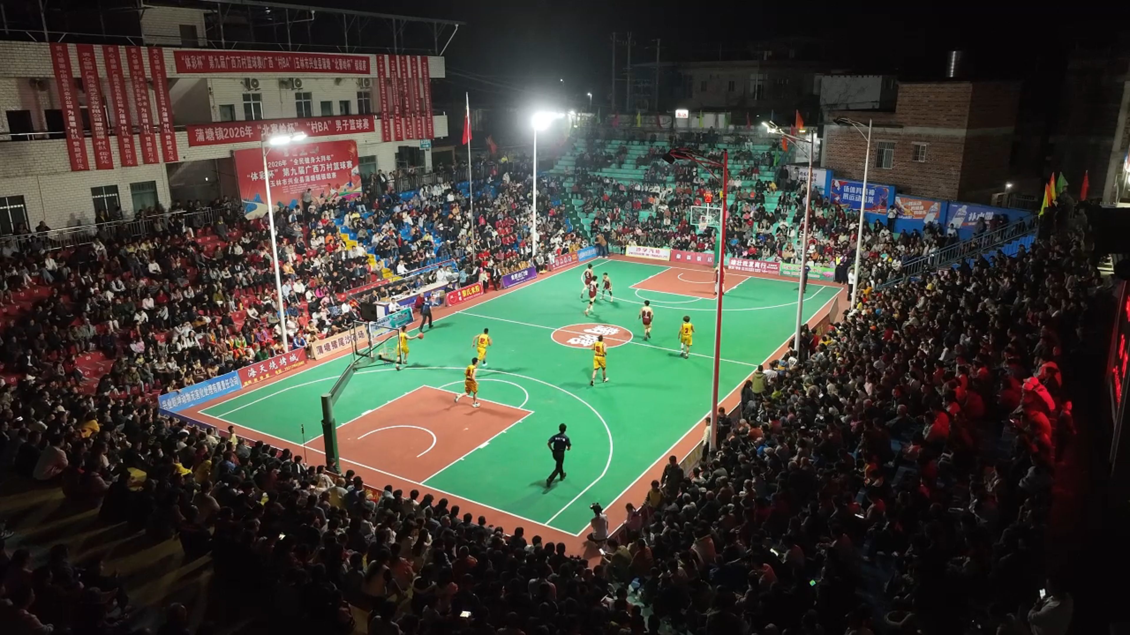 广西兴业：“村BA”+生态观光 激活春节乡村消费新活力_fororder_2月6日晚，兴业县蒲塘镇2026年“北寮岭杯”“村BA”男子篮球比赛在该镇体育中心激情开赛（覃锋摄）