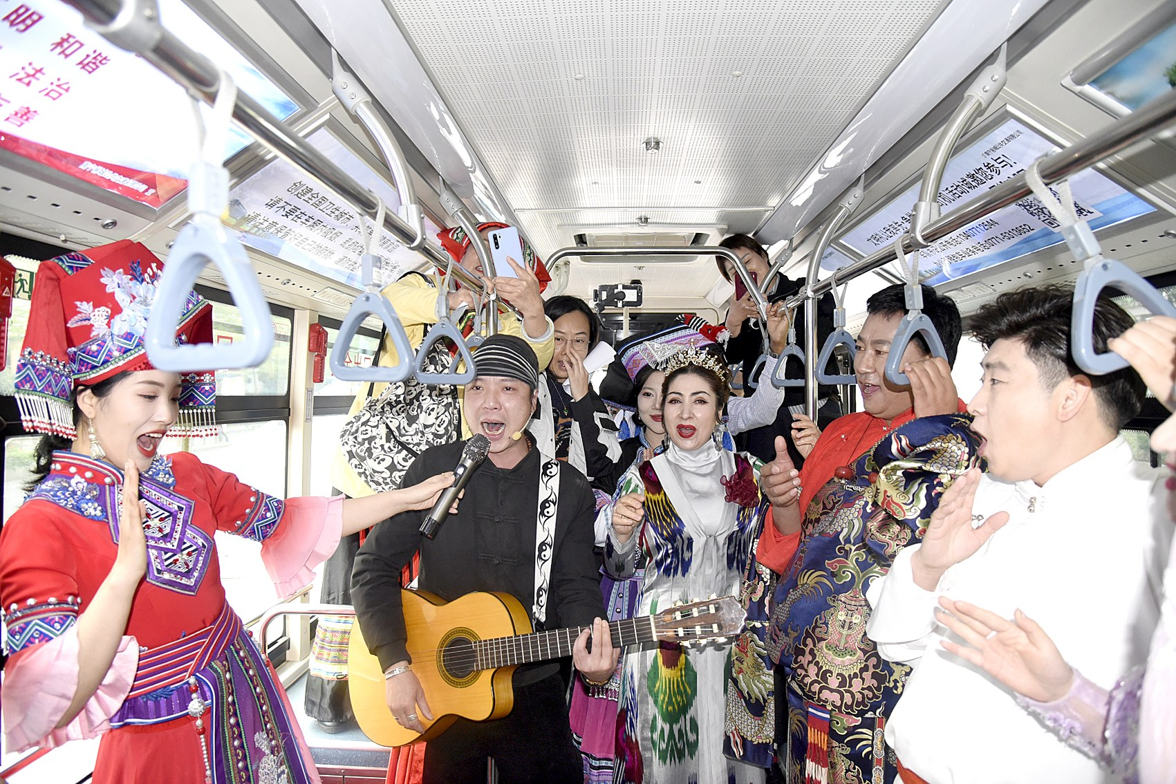 民歌巴士 欢乐发车_fororder_c81e728d9d4c2f636f067f89cc14862c_img_350_160_316_210