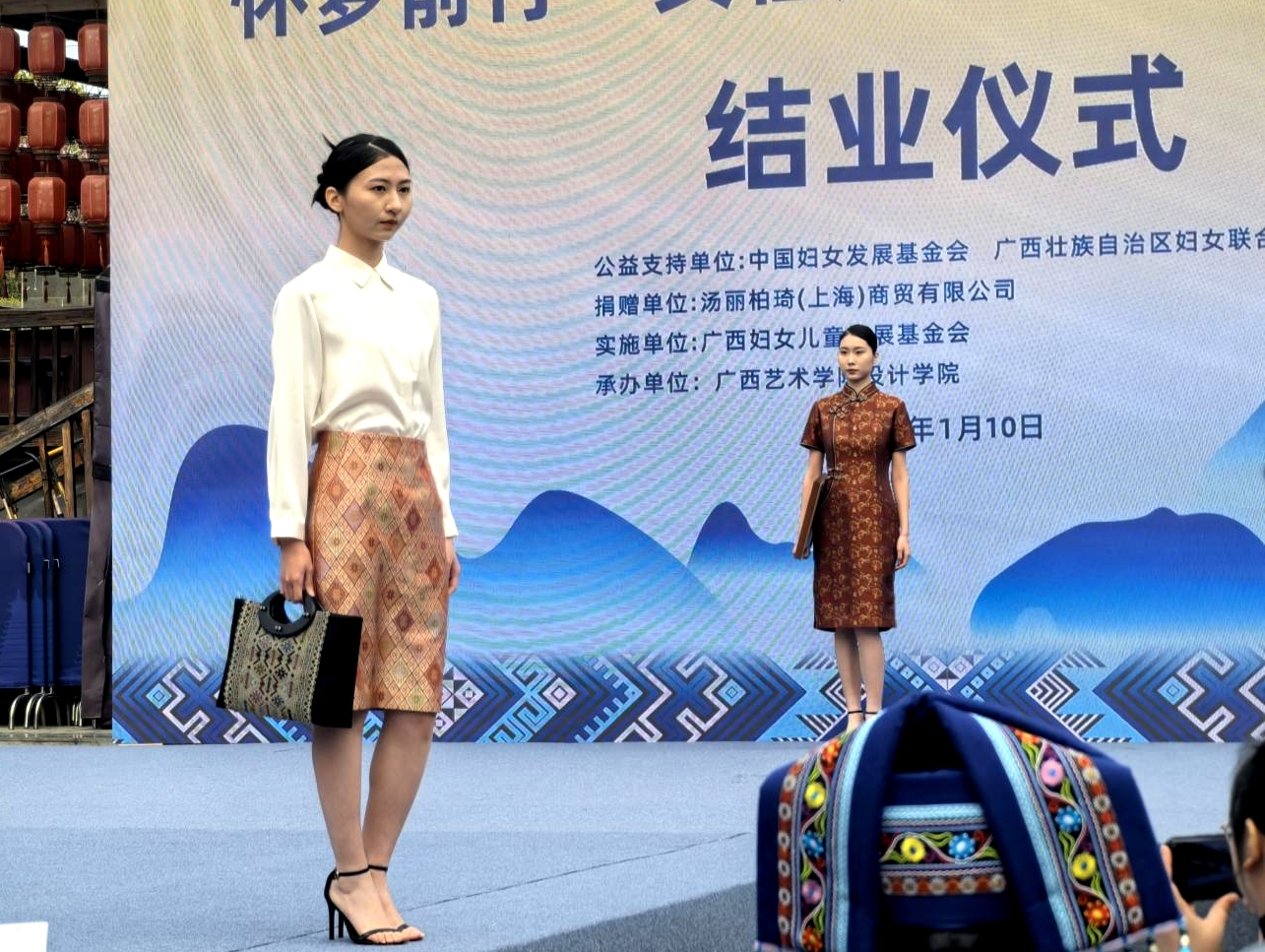 广西千名壮锦织娘用巧手编织梦想