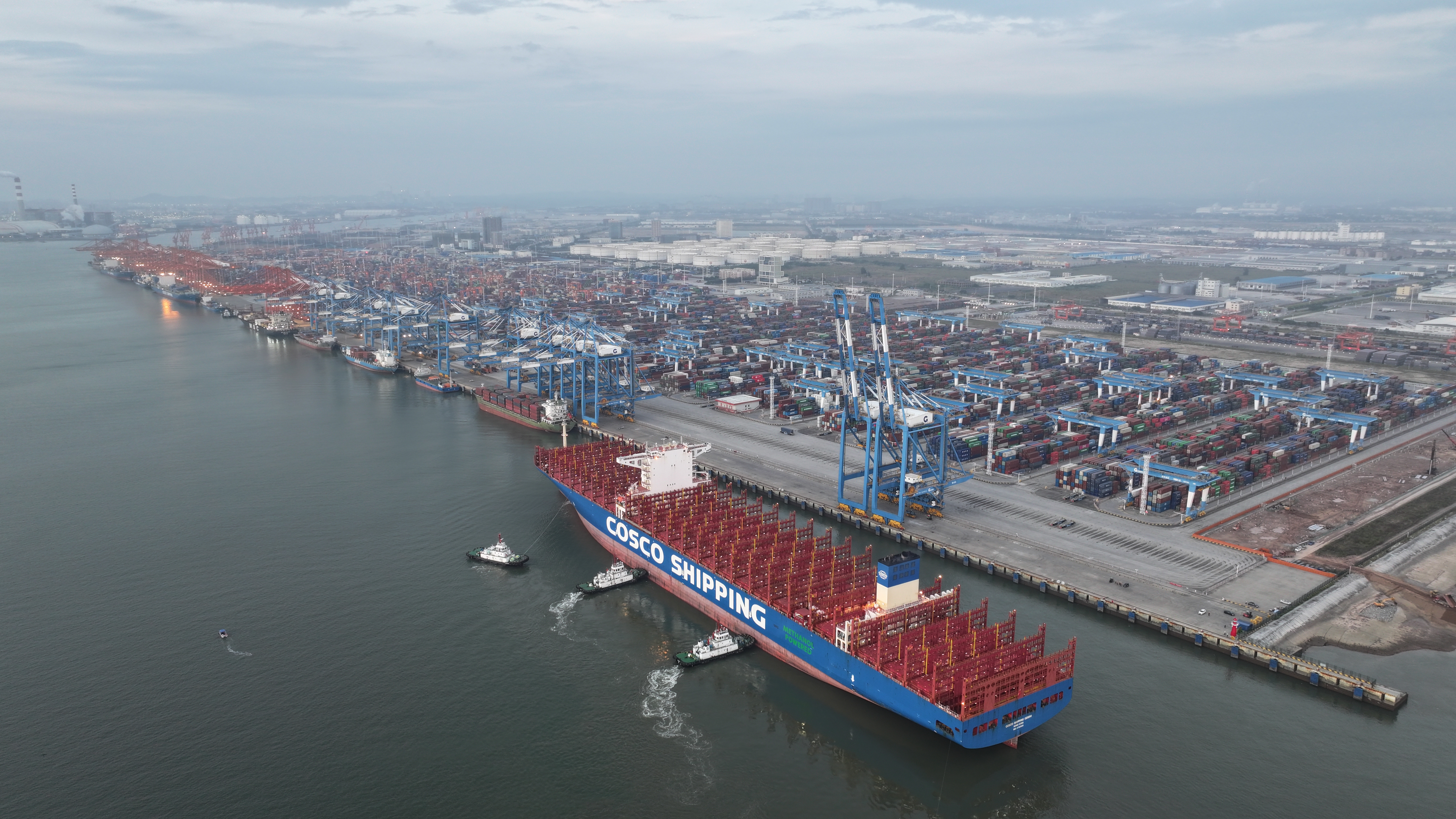 北部湾港迎建港以来最大集装箱船 实现超大型船舶常态化通航靠泊_fororder_1