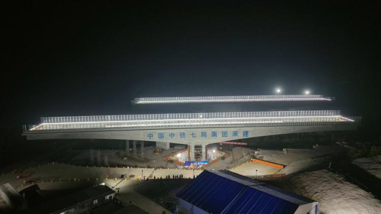 永柳高速跨衡柳铁路双转体现浇T构梁成功转体_fororder_1