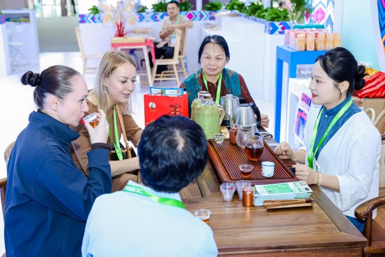 广西文旅亮相2025中国国际旅游交易会 绘就“入境+跨境”合作新图景_fororder_5