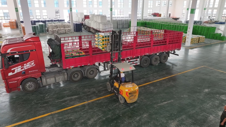 广西兴业：化肥企业生产忙 不误农时保春耕_fororder_图7 正在装车 韦智裕摄