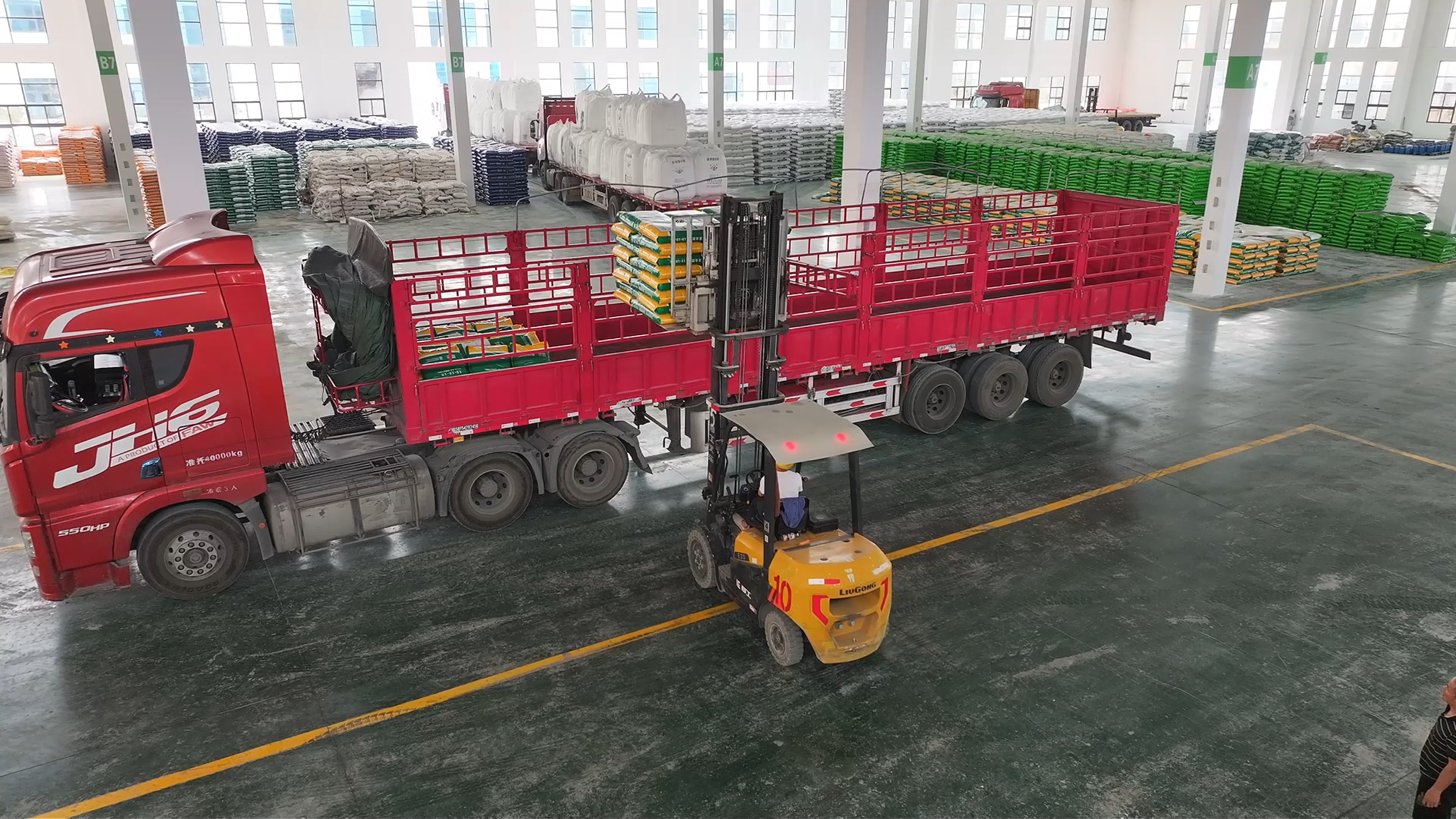 广西兴业：化肥企业生产忙 不误农时保春耕_fororder_图7 正在装车 韦智裕摄