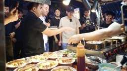 俞敏洪陈行甲体验邕城夜生活 烟火气里品味城市温暖底色