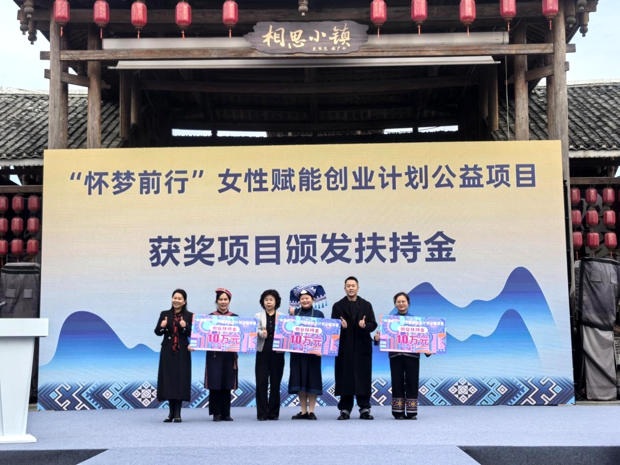 广西千名壮锦织娘用巧手编织梦想