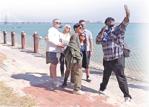 外籍博主在北海喊话:“这里的海太漂亮了”