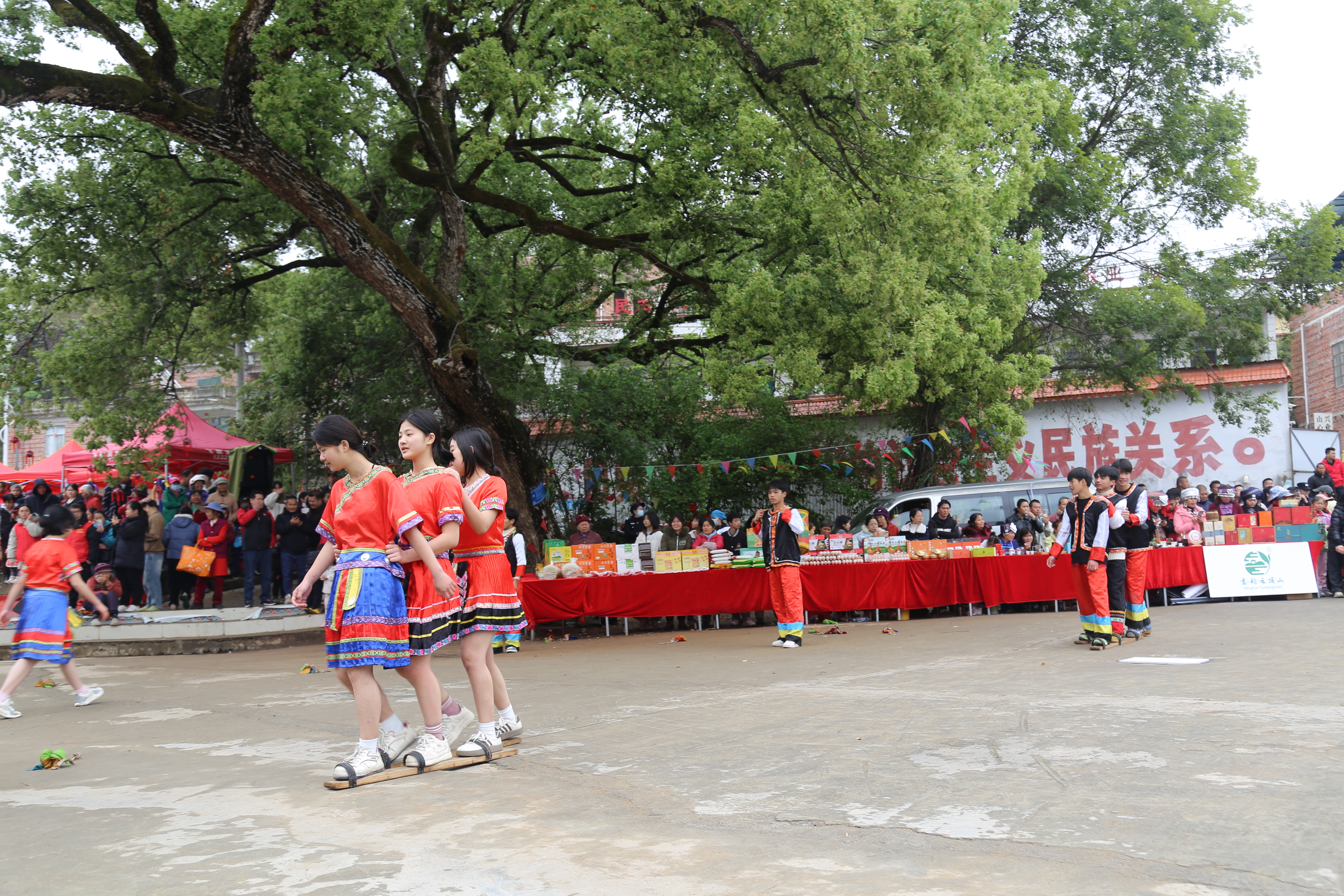 广西兴业：“三月三”盛宴引客来 多彩文化秀民族自信_fororder_板鞋竞速表演 何书畅摄.JPG