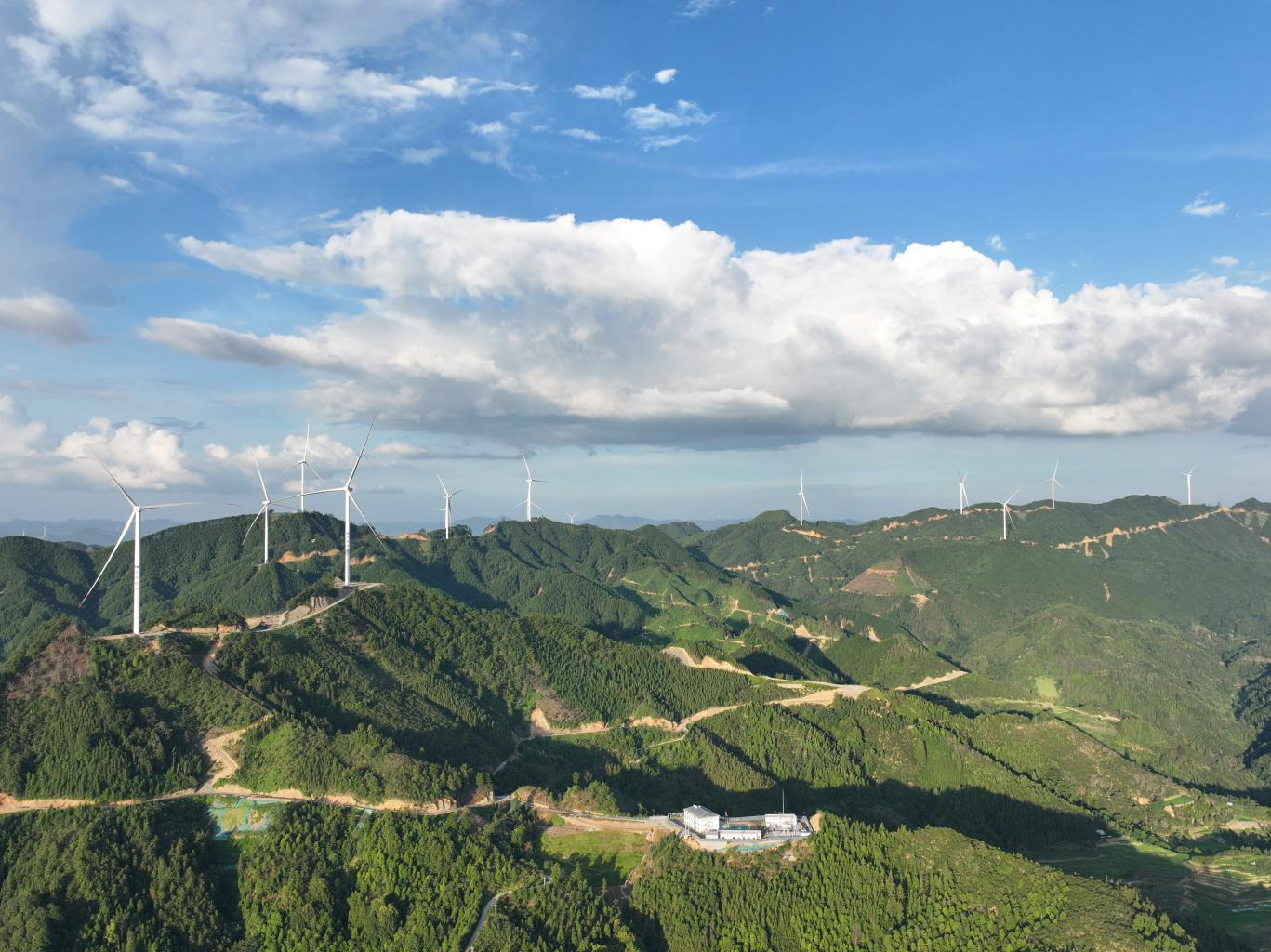 广西凤山县首个风力发电项目实现全容量并网发电