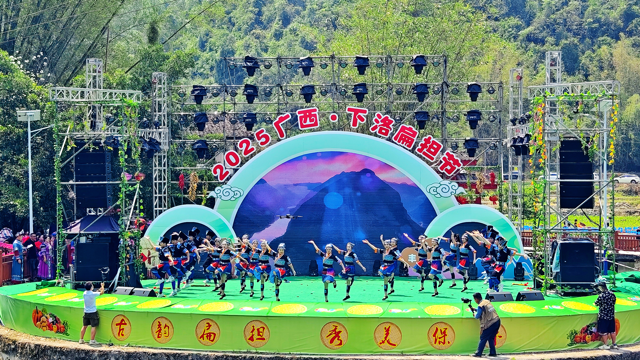 广西河池：80多名骑手“跟着人大代表游乡村”感受发展脉动_fororder_2