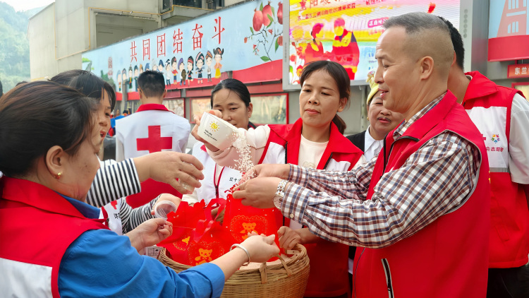 广西东兰：重阳暖邻里敬老活动推动“韧性社区”项目建设_fororder_3