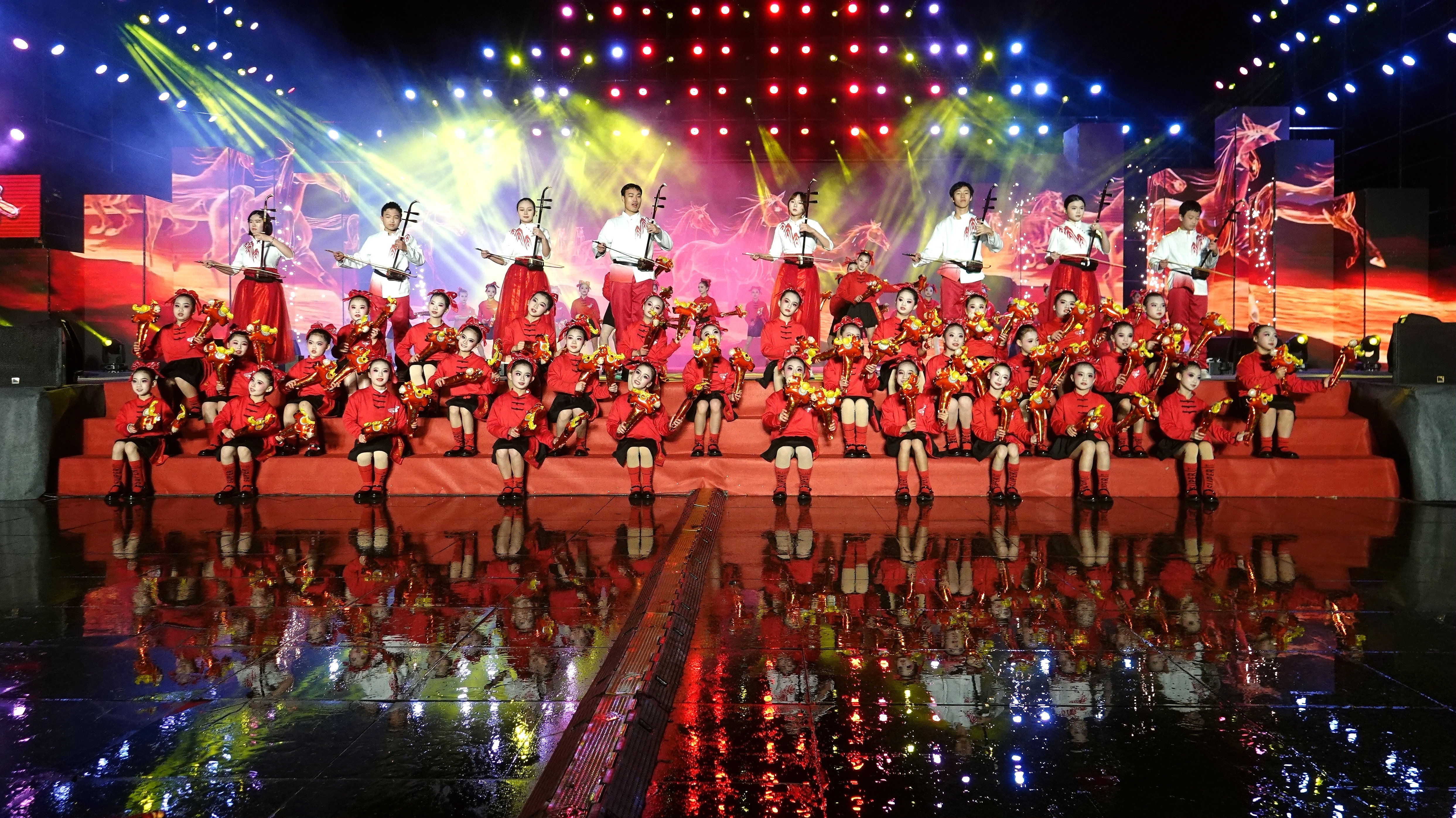 广西河池：载歌载舞 策马迎春_fororder_图片2