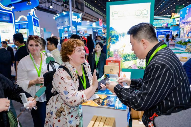 广西文旅亮相2025中国国际旅游交易会 绘就“入境+跨境”合作新图景_fororder_3