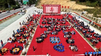 广西南丹：千人敬老宴 欢度重阳节