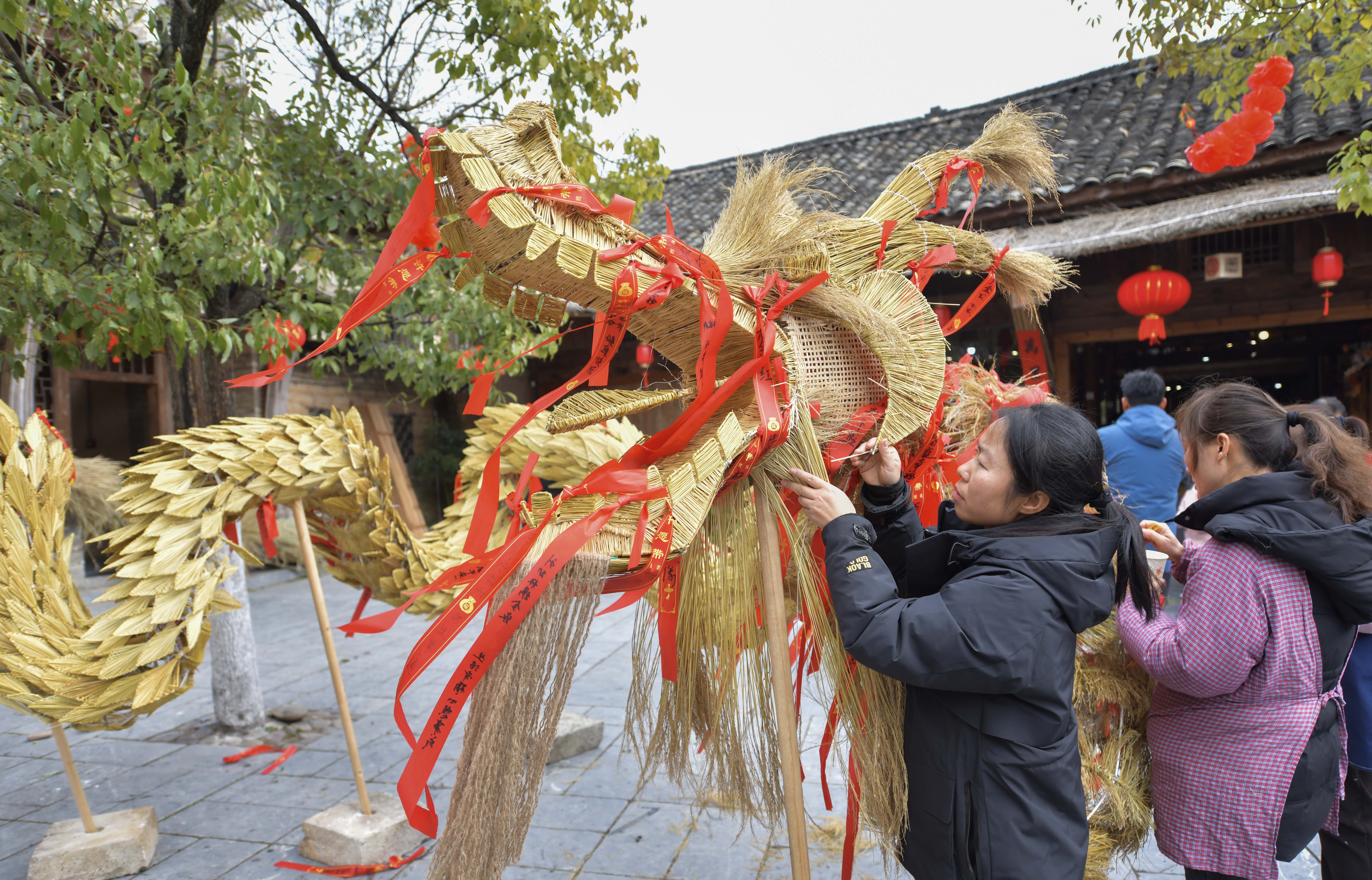 桂林灵川:东漓古村草龙迎新春 传统非遗“活”起来