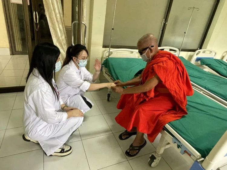 29天，点亮524双眼睛！北海医疗队在老挝搭建“光明丝路”