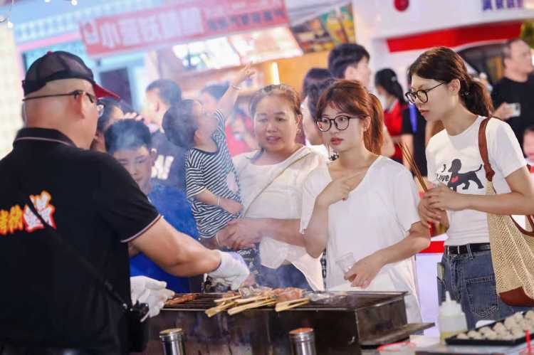 “风味烧烤+桂酒精酿”集市“点燃”广西夜经济_fororder_3