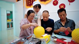 河池：巧手做灯笼 医患同心庆“双节”
