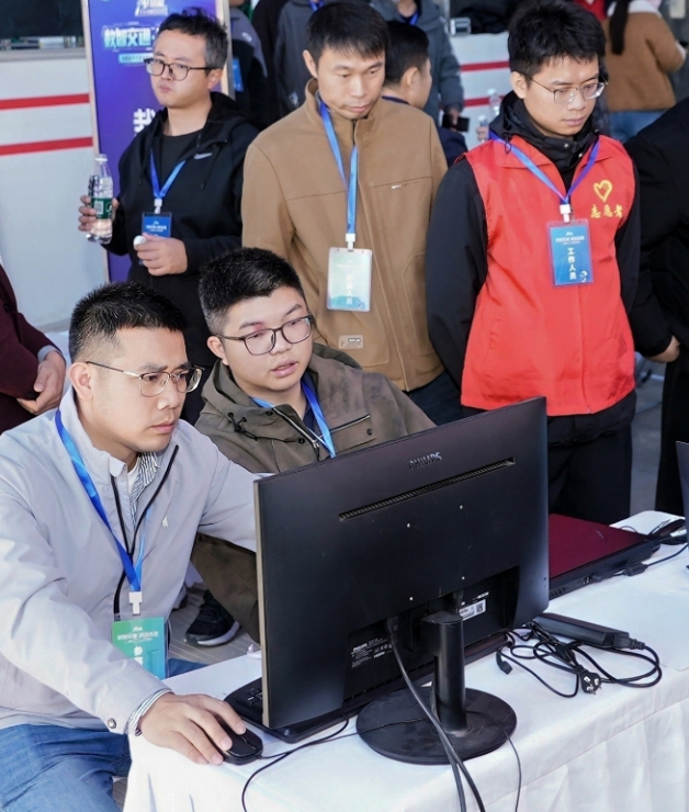 用无人机给桥梁诊病 ——看广西交职院师生如何玩转“A超”交通创新赛道_fororder_p1862_b