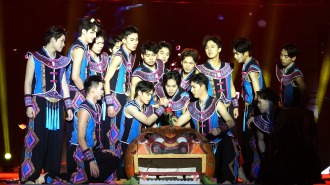 广西河池：载歌载舞 策马迎春