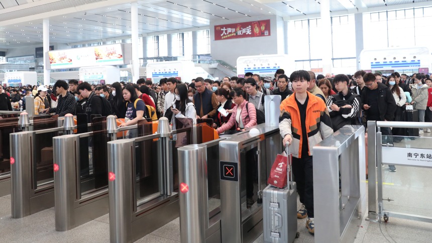 国铁南宁局加开1096列动车助力返岗返校