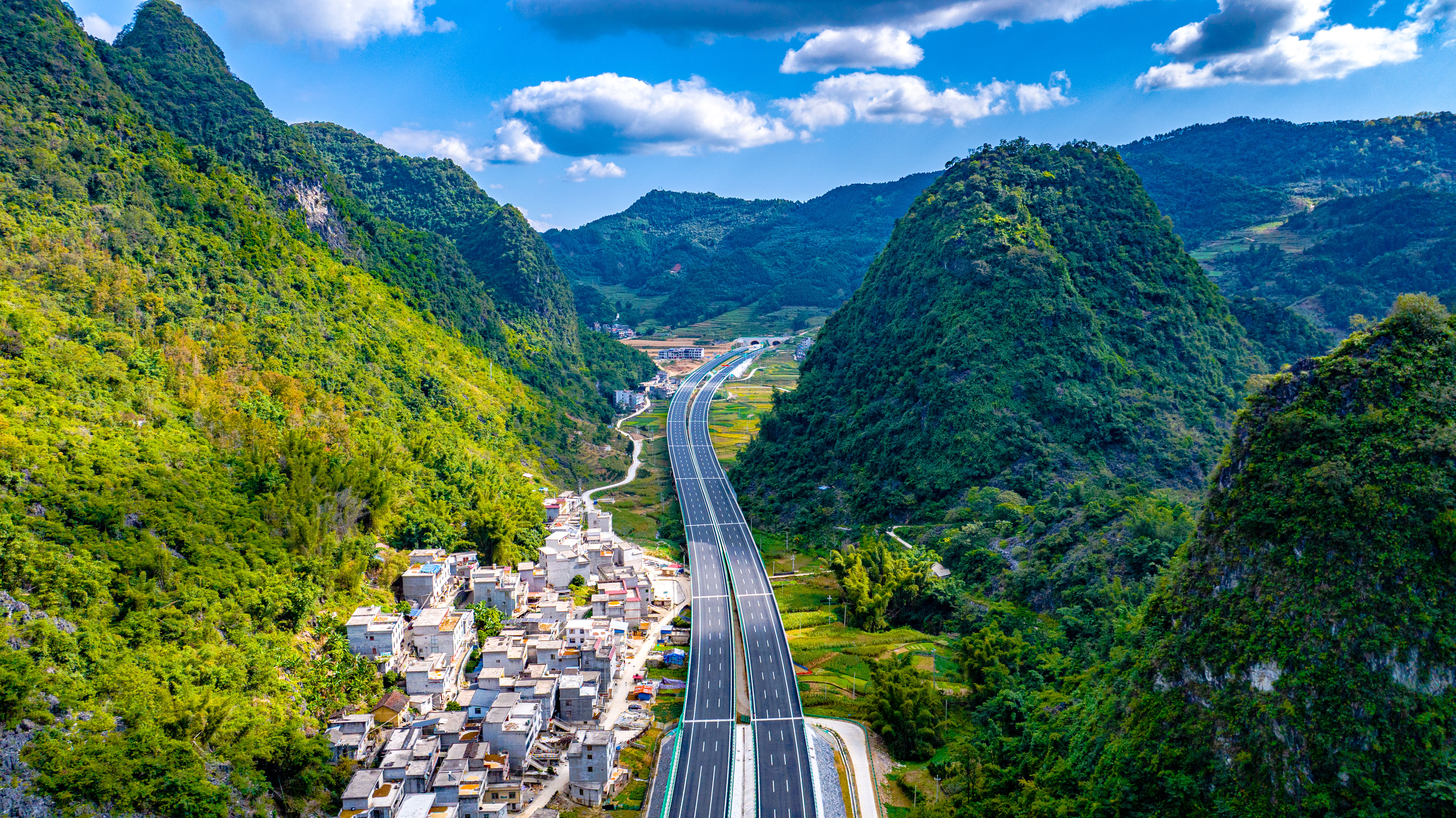 桂黔联通再提速 巴羌高速正式通车